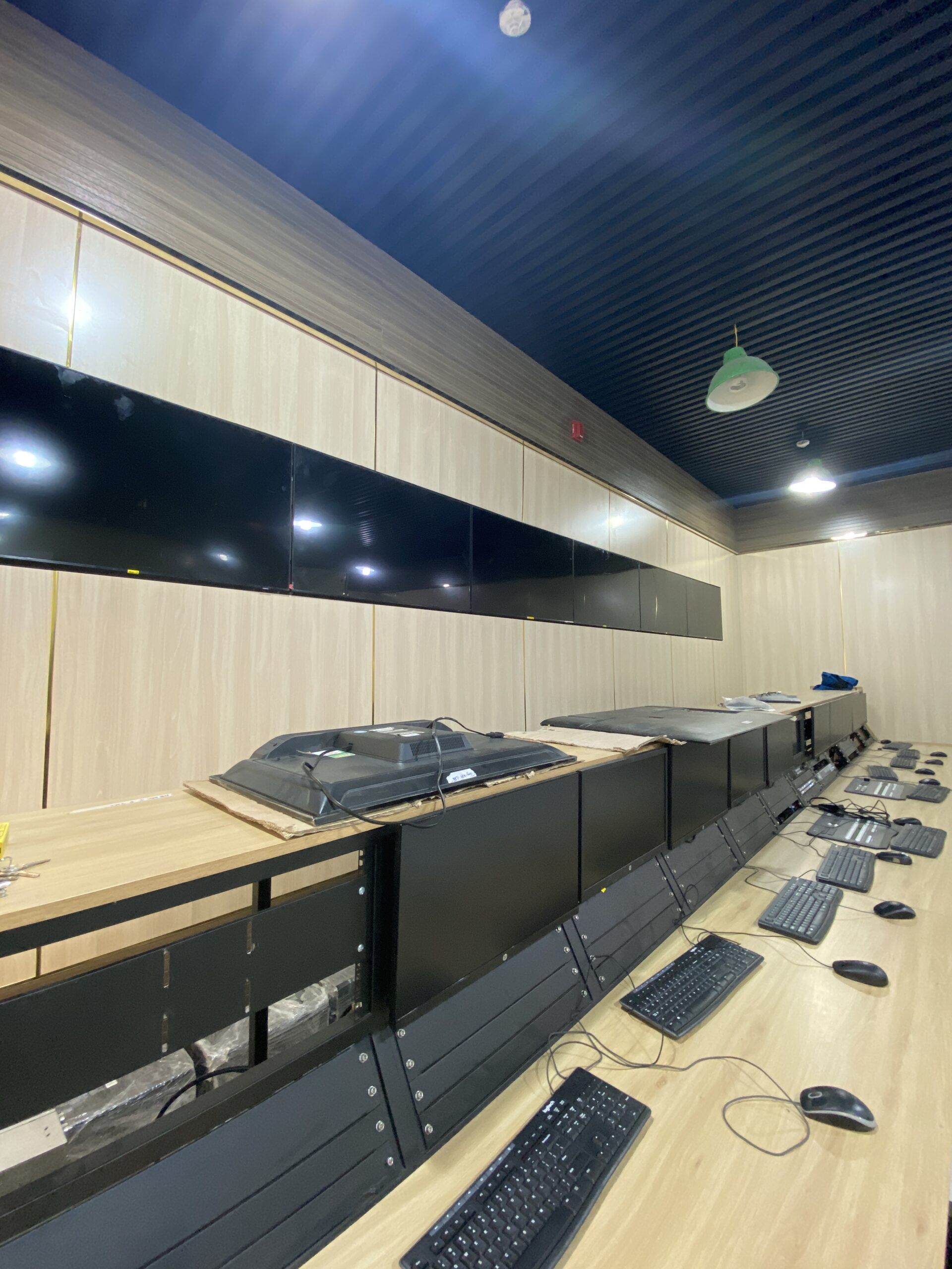 Thi công nội thất phòng khống chế nhà đài